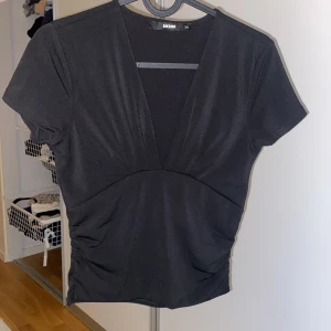 V-ringad topp - Superfin och nästintill oanvänd topp från BikBok. Säljes då den inte används. Strl XS🤍