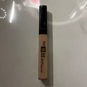 Concealer  - Fit me concealer i färgen 20. Säljer då de inte är min färg, endast testad ett fåtal gånger💕