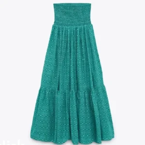 Superfin långkjol 💗 - Kjolen säljs för att den inte kommer till Andvändning. Den är i jättebra skick och har inga defekter 💗 Ny pris är 590, den säljs inte längre. Tveka inte på att höra av dig vid frågor 😇😇