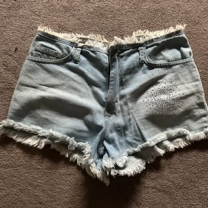 Shorts - Jätte coola Vintage jeans shorts säljes😊Inte mycket använda, fint skick! Säljer då de tyvärr inte passar.