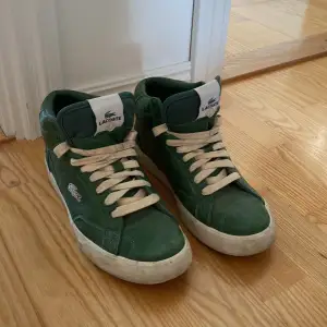 Säljer dessa gröna Lacoste sneakers. Storlek 40.
