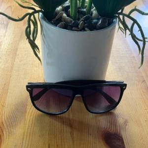 Identiska Solglasögon- Ray Ban Boyfriend  - De här glasögonen är identiska med Ray Ban Boyfriend och ser nästan exakt likadan ut. De ligger på ett lågt pris nu och kommer förmodligen höjas lite senare så passa på nu och köp dom här fina solglasögonen inför sommarn. Har flera styckna inne nu!!!