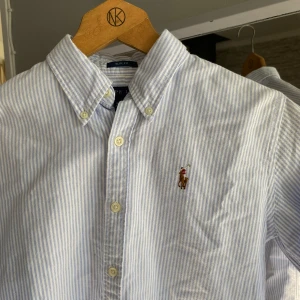 Ralph Lauren Skjorta - Tja, säljer denna Raffe skjorta. Tvär snygg till sommaren! 9/10 con Den passar någon som är mellan 155-165 