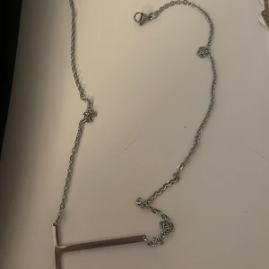 Halsband med ett T - .