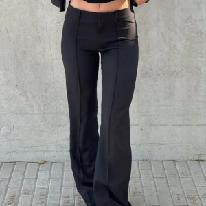 Lågmidjade kostymbyxor - Sköna lågmidjade kostymbyxor i längden regular, som tyvärr inte kommer till användning längre. Lånad bild så skriv privat för mer specifika bilder. Pris går att diskutera💗