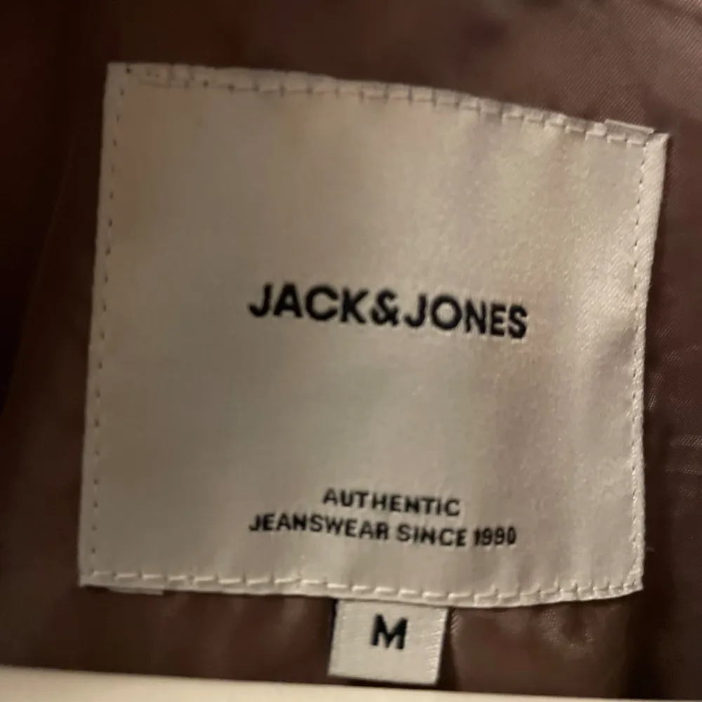 En använd men riktigt fräsch Jack & Jones jacka! Skicket är väldigt bra och undrar ni något så är det bara att skriva!. Jackor.