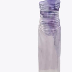 Oanvänd asymmetrisk klänning  - Oanvänd klänning från Zara med prislapp på. Storlek S 