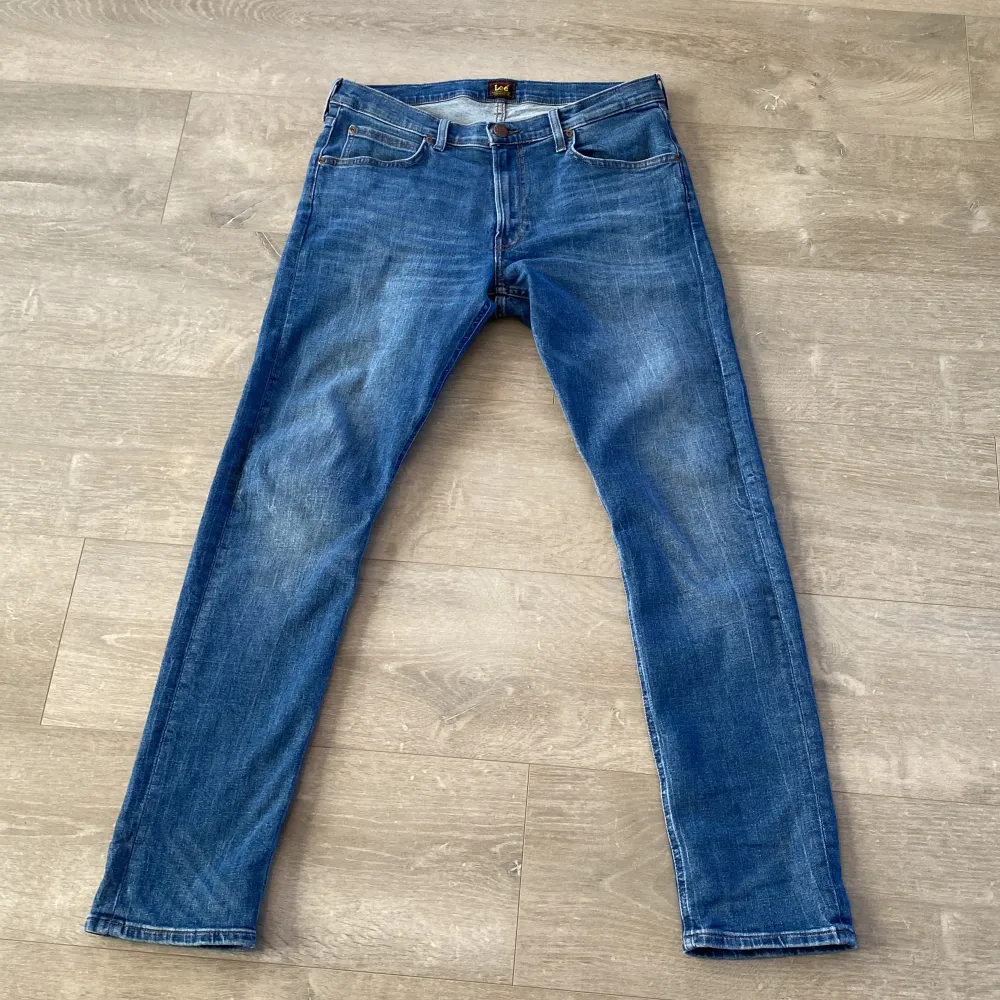 ~Säljer dessa snygga blåa lee jeans med snygg design för att endast 399!🤩 II nypris ca 1099kr II modellen är Luke II skriv vid frågor och funderingar!. Jeans & Byxor.