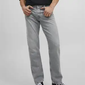 Den populära Jack and Jones jeansen i färgen grå. Helt oanvända endast tagit på mig dem för att se att dem passade vilket dem inte gjorde därför säljer jag dem. Skick 10/10 Köpt på boozt för 599 (Ser mörkare ut i mina bilder på grund av ljuset)