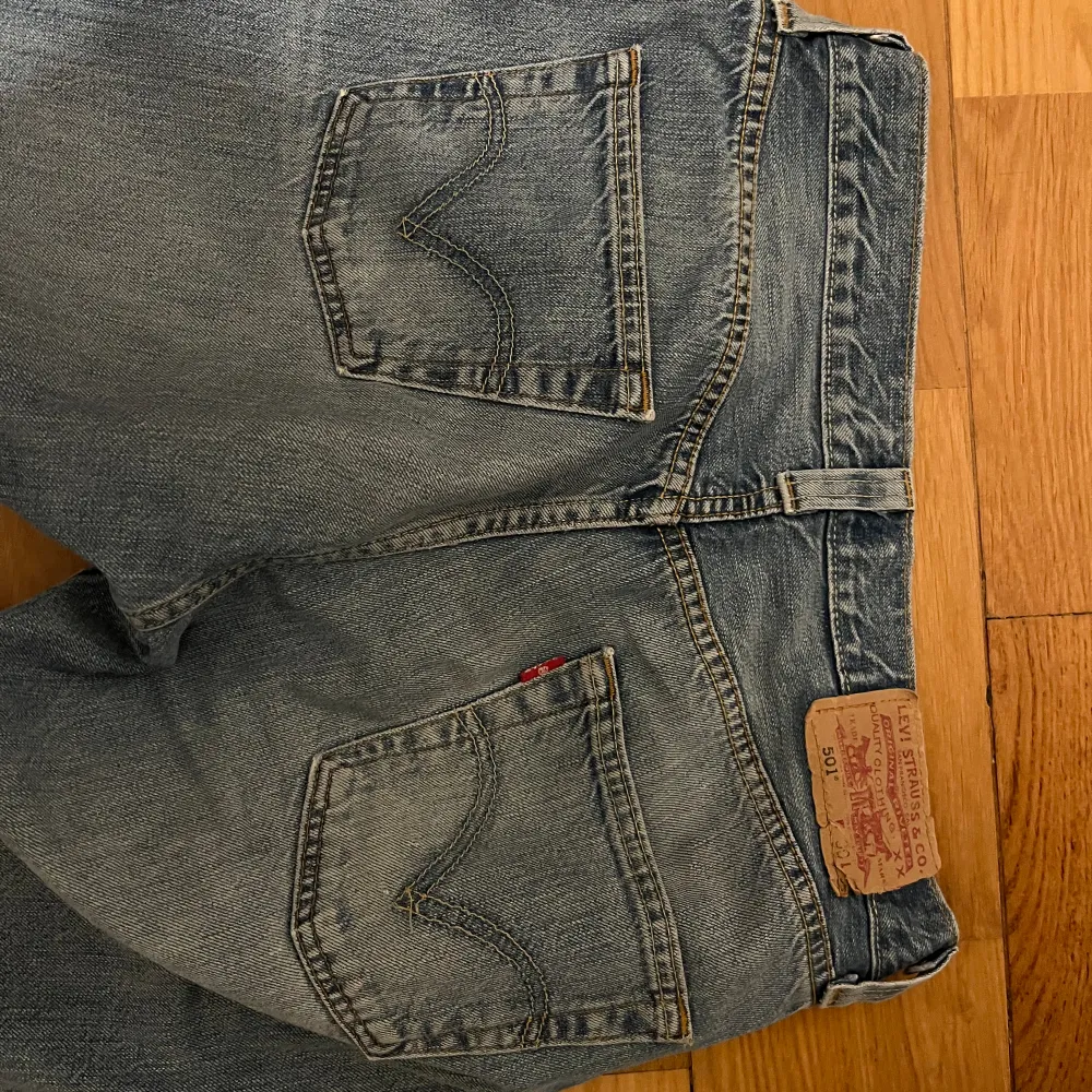 Jättesnygga Levis 501 med Midja 30 (W30) och längd 34 (L34) i den klassiska 501 modellen och en klassisk ljus blå denim. De är lite slitna längst ner. My pris 1,099kr. Jeans & Byxor.