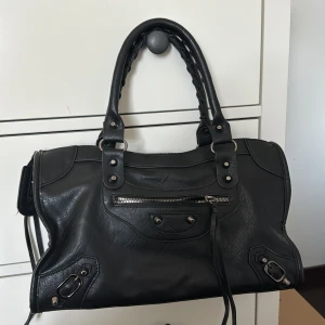 Svart väska  - Använd fåtal gånger. I perfekt skick. Ingår även långt band. 