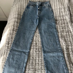 Jeans - Jeans från Bikbok med medelhög midja och raka i modellen, så fina🧡