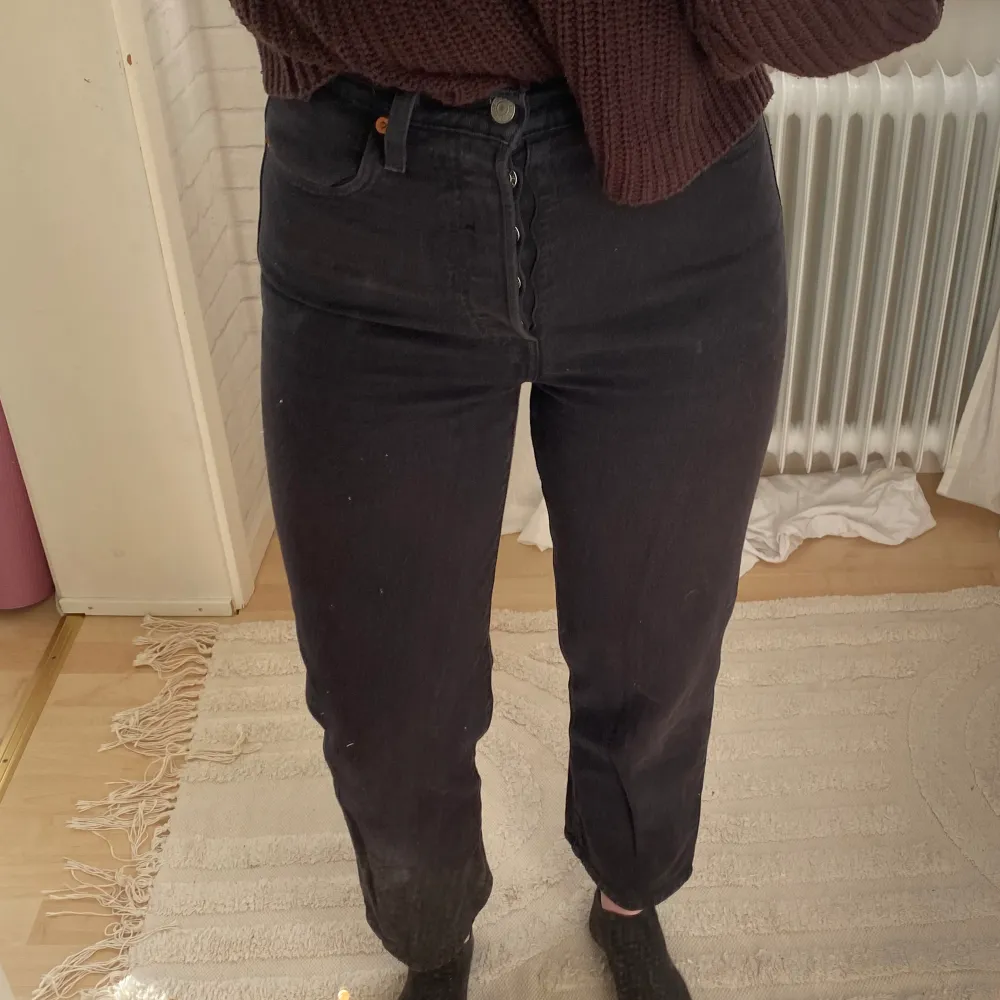 Levis jeans i storlek 26/27. Säljes då de tyvärr var något korta för mig. Sjukt snygga annars😍. Jeans & Byxor.