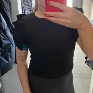 Vålang topp - En fin topp från Zara som är i ett tjockare tyg. Den är i storlek L men känns som en S/M!! 