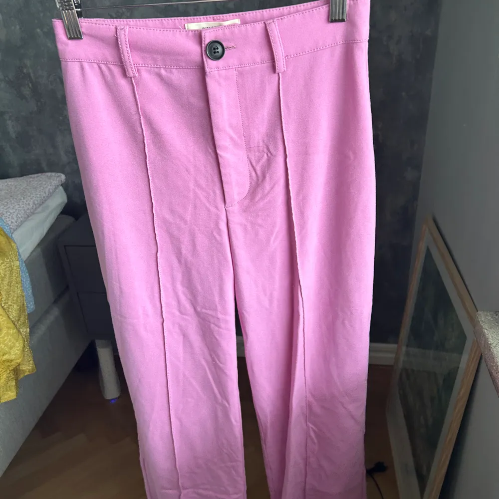 Så snygga rosa byxor som blivit för små för mig 🌸 passar bra på mig 168 cm🫶🏼. Jeans & Byxor.