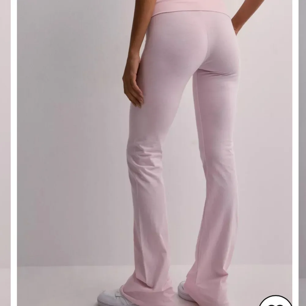superfina ljusrosa ”soft chill pants” från Nelly💕💕nyskick, säljer då de är lite för korta på mig . Jeans & Byxor.