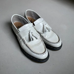 Dr martens Adrian Tassle loafers - ! Cond 8/10 om jag rengör dem, strlk 42(passar43) nypris runt 2000. 