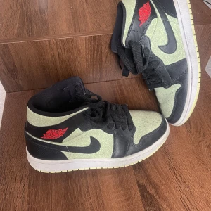 Air Jordan mids - Superfina Air Jordan Mids, säljer pga att dom tyvärr inte kommer till användning💚