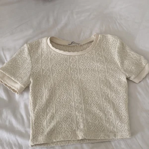 Vit mönstrad kortärmad tröja  - Jättefin tröja från zara i storlek S men är som en xs💕