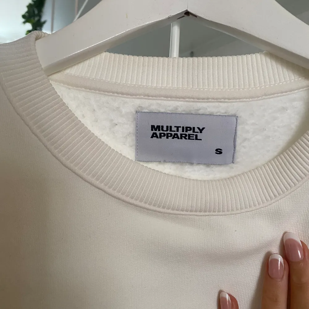 Säljer en helt oanvänd sweatshirt från Multiply Apparel.  Säljer pga att den inte kommit till användning.  Strlk S Nypris: 800kr . Hoodies.