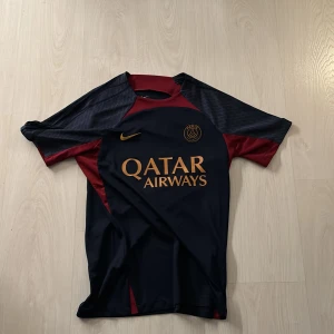 Psg t shirt - Säljer denna snygga psg t shirt. Använd endast ett fåtal gånger, skicket är som nytt. Nypris 550kr.