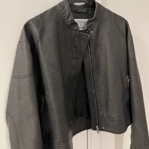 Grå jacka  - Säljer denna mörkgråa jacka i stl S (36/38). Aldrig använd