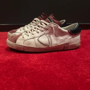 Philippe Model Skor - Säljer nu mina schyssta Philippe Model skor! Skorna är använda men i fint skick, box medföljer  Nypris ca 3500kr, vid frågor eller funderingar är det bara att höra av sig!