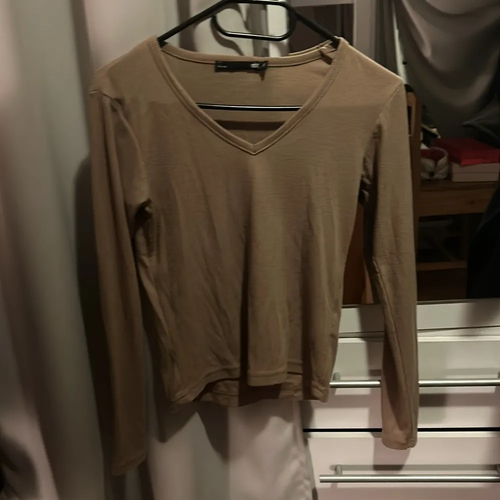 En snygg lager 157 tröja som är urringad och i färgen beige, i storlek XS, / säljer då den blivit för liten för mig. Använd gärna ” köp nu ” knappen!💞. Tröjor & Koftor.
