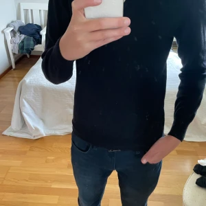 J Lindeberg 1/4-Zip: 100% merinoull! - Tjena! Säljer nu denna riktigt snygga tröjan ifrån J Lindeberg. Tröjan är i 100% merinoull vilket gör tröjan oerhört varm och skön! Storleken är M men passar även S. Nypris: 1500kr! Vid fler frågor eller andra funderingar är det bara höra av sig!🙌