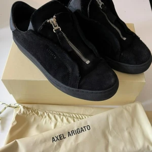 Axel Arigsto i bra skick - Skor, stl. -40, Herr Axel Arigato i svart mocka. Skorna är i mycket fint skick och kommer med originalkartong och dustbag. Kvitto finns dock ej kvar.  Annons kvar= skor kvar  800kr