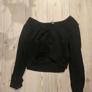 Tröja med knytning - Den är lite nopprig på några ställen men annars i fint skick!