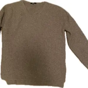 En brun stickad tröja från uniqlo… färgen är så najs och mysig. Den har inga skodor och den e som ny skick. Nypris 600kr men säljer nu för 290🥰🥰