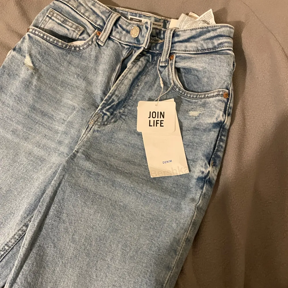 Fina jeans från bershka i strl 32. Säljer pga att dem är för korta (är 159cm). Helt nya och oanvända, prislapp finns på.  Pris: 250kr. Jeans & Byxor.