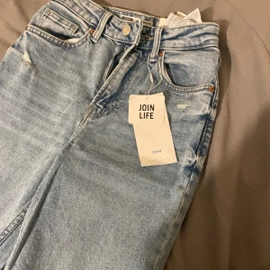 Jeans - bershka - Fina jeans från bershka i strl 32. Säljer pga att dem är för korta (är 159cm). Helt nya och oanvända, prislapp finns på.  Pris: 250kr