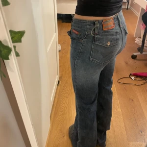 låg midjade jeans  - Jätte fina jeans med fickor som inte kommer till någon användning 