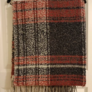 Oversized halsduk  - Avlång, super mjukt material och varm. Kan mäta exakta dimensioner vid intresse. 