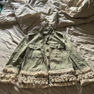 Kappa  - Säljer min kappa från Zara som passar perfekt nu till sommaren och våren 