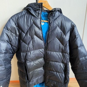 Vändbar dunjacka - Vändbar varm dunjacka från mountain works i storlek small.  