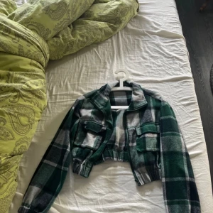 Kofta - En grön rutig kofta med fickor