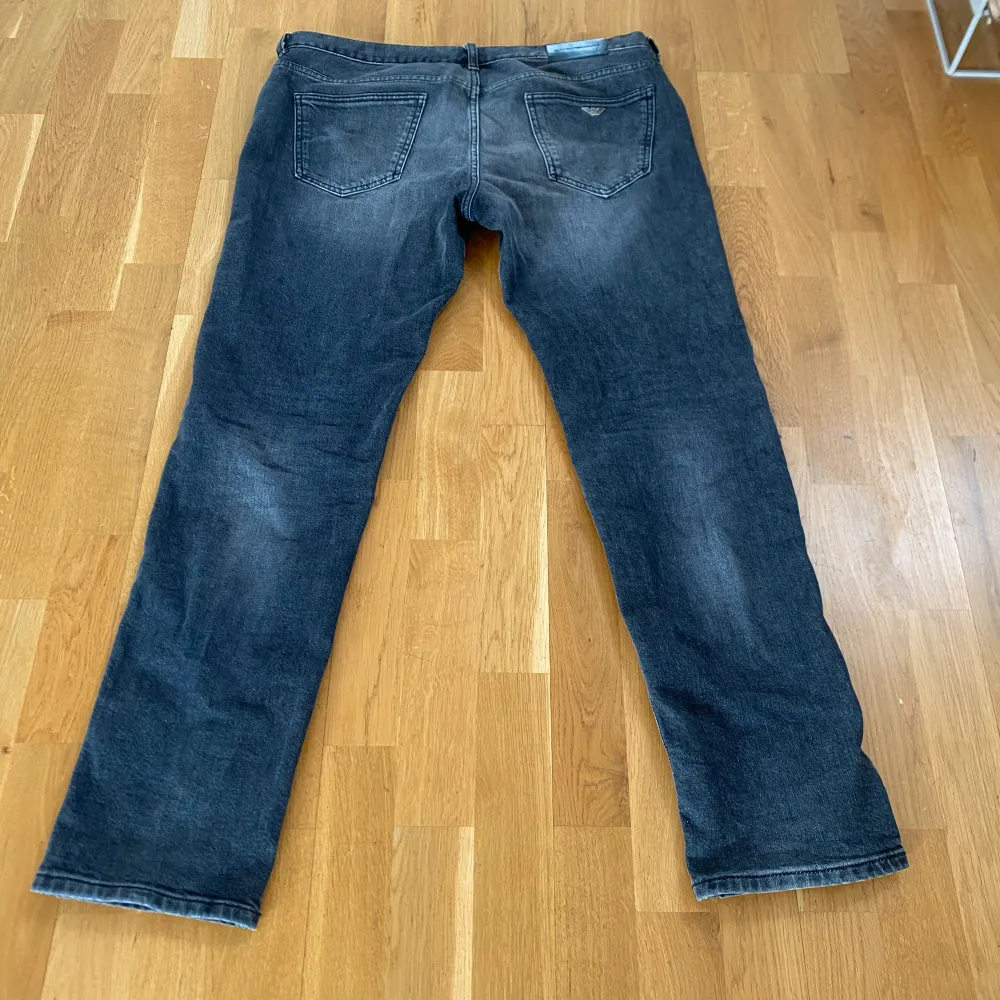 Tja, säljer nu mina armani J16 slim fit jeans för att de inte längre kommer till användning. [Storlek: 34] [Skick: 9/10] [Nypris: 2400 kr] [Mitt pris: 299 kr]  Hör av er vid frågor eller funderingar!. Jeans & Byxor.