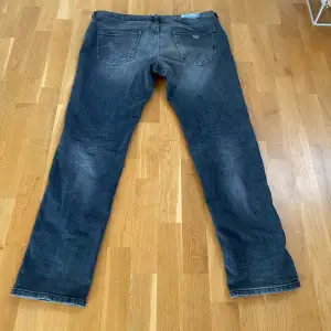 Tja, säljer nu mina armani J16 slim fit jeans för att de inte längre kommer till användning. [Storlek: 34] [Skick: 9/10] [Nypris: 2400 kr] [Mitt pris: 299 kr]  Hör av er vid frågor eller funderingar!