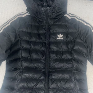 jätte fin adidas jacka - lite fläckar på sig men ska tvätta den innan den skickas inga hål eller något på det skick är 6/10