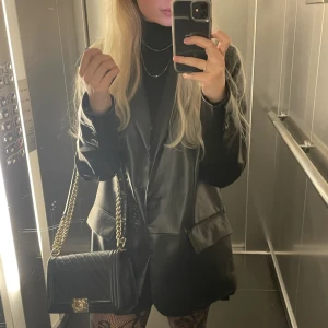 Blazer  - Läder blazer från Zara. Finns ej längre att köpa. Perfekt till utekvällar eller annat tillfälle!❤️ Nypris 800 kr. Storlek S.