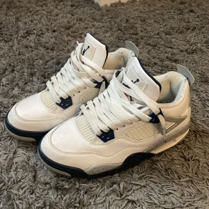 Jordan 4s - Säjer dessa fina Jordan 4s då de är lite för små. De står i storlek 38,5 men jag skulle säga att det passar någon med storlek 37 då jag själv annars har 38. De har ej använts så mycket och därav är i gott skick! Köpta här på Plick💕