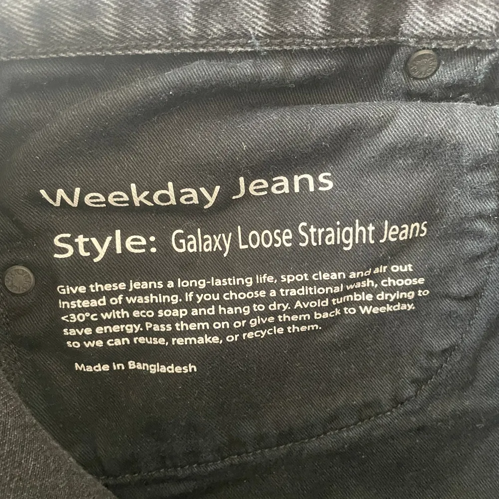 Fina Weekday jeans, svarta, knappt använda djur- och rökfritt hem. Kan hämtas i sickla udde. Jeans & Byxor.