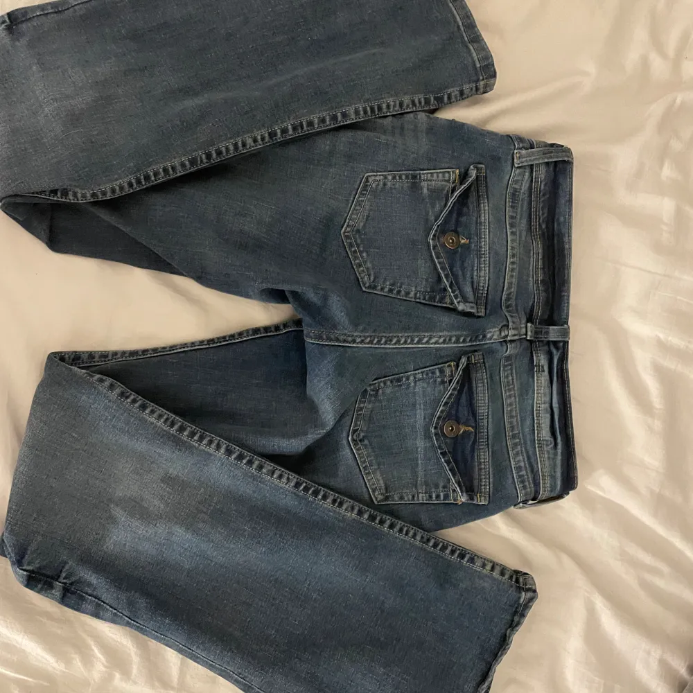 Jeans från hm i storlek 34 med fickor bak. Andvända väl men i väldigt bra skick💕Kom gärna med prisförslag . Jeans & Byxor.