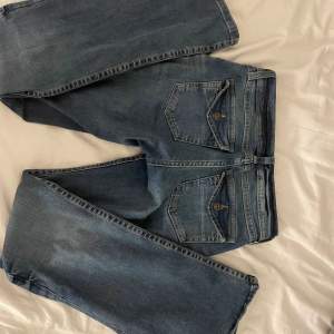 Jeans från hm i storlek 34 med fickor bak. Andvända väl men i väldigt bra skick💕Kom gärna med prisförslag 