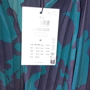 Kort vid klänning/Tunika - Ny st M svart/grön bild (missvisande färg) knytband i midjan  Nypris 559:-