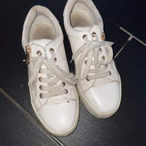 Vita skor med guld detaljer, lite slitna men ändå fina💕för mer bilder kontakta 