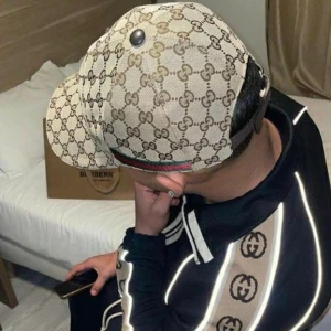 Gucci keps - Gucci mucchi keps jaooo beige walla äkta ger den för 1200 kan gå ner lite  bara mötas upp kanske swish ej box ej kvitto 